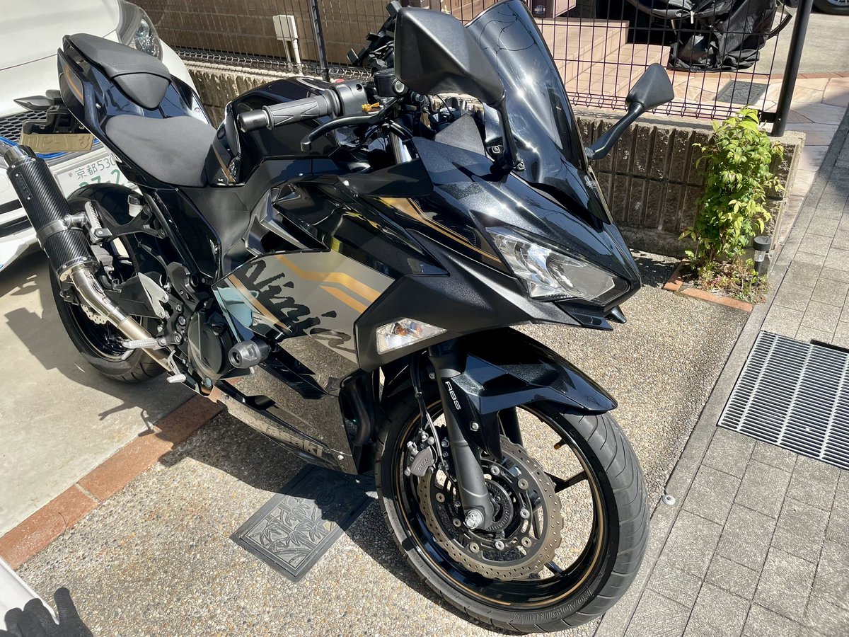 morihide12's tweet photo. 黄砂と花粉でドロドロのバイクを綺麗に🏍️✨っとFZ8を仕上げると左のFフォークからオイル漏れを発見👀💧右はブーツがひび割れていたので、OHを決意❣️『RB』へ来店して見積り依頼を…。何とか予算内でしたので、正式にメンテ依頼。入院期間は1週間の予定。
#ninja250 #fz8 #kawasaki #yamaha https://t.co/gnVGpX31VI