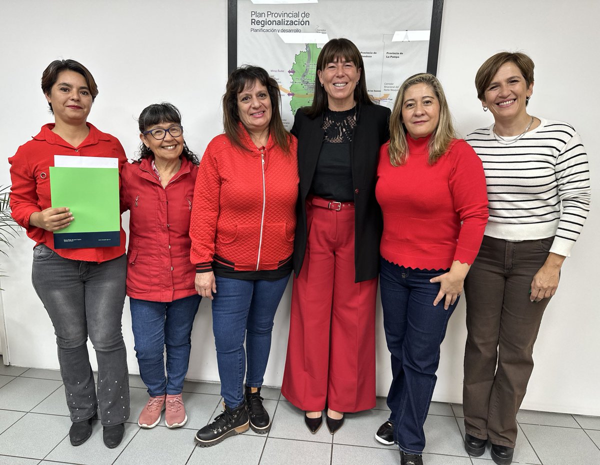 julietacorroza's tweet photo. Desde el Gobierno provincial a través de la subsecretaría de las Mujeres, acompañamos a las mujeres textiles del MTD en la adquisición de insumos para la confección de prendas y productos de blanco. 

Seguimos fortaleciendo espacios colectivos de trabajo en beneficio de todos los neuquinos.