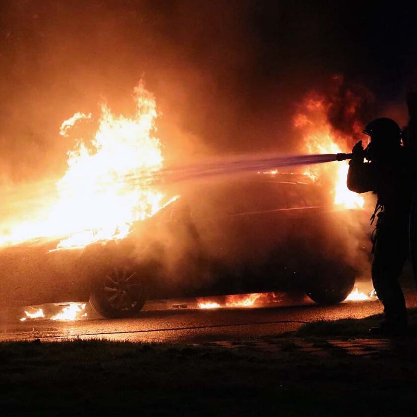 Taxi in vlammen op de Dreeslaan