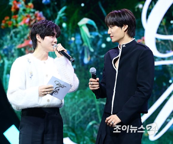 xunhuas's tweet photo. Chanyeol and Suho showing their support for Kai’s ‘Wait On Me’ album comeback today! 🥺🫶🏻

MC for his                  🤝🏻          Attended his 
media showcase                    fan showcase https://t.co/9bD9BYbaRI