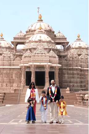 TheIndUSTech's tweet image. VP Visit |  🚨Live Thread 3🚨

The Vice President visits Akshardham Temple in Delhi, taking in the spiritual grandeur and rich cultural heritage of India.

#IndiaUS #VPVisit #Akshardham #CulturalExchange #WrestleMania