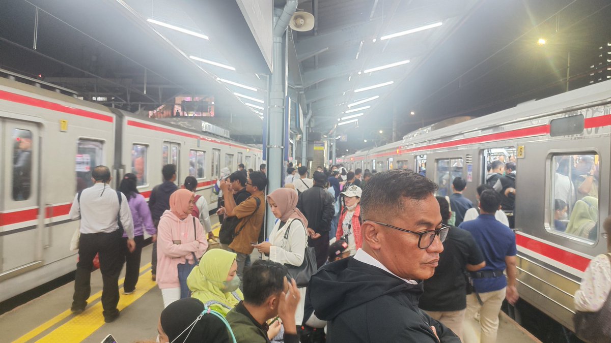 BuMahe's tweet photo. PT @CommuterLine jadwal KRL mhn ditinjau lagi, sejak jadwal baru justru di jam-jam sibuk malah tambah terjadi penumpukan. Ini sudah jam 19.00 tapi kereta kanan dan kiri penuh sekali, begitu juga saat jam berangkat antara jam 6-7. Terima kasih, mohon bantuannya 🙏 https://t.co/NLkylg3wvo