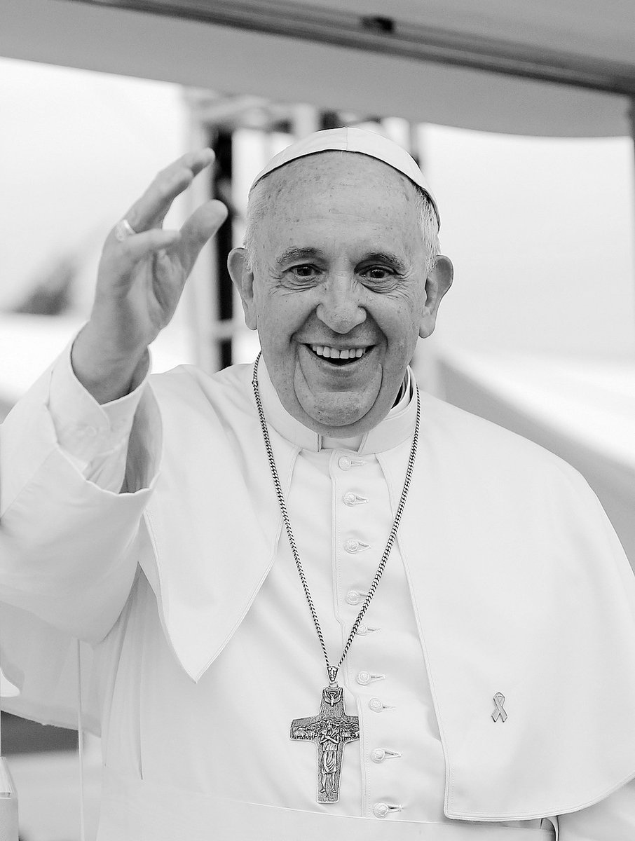 Reposez en paix son S.E.#PapeFrancois , belle mission accomplie sur Terre. Paix à ton âme. Priez pour nous pauvres pécheurs. Que la lumière Pascale guide l'église catholique de Rome 
#PapeFrancois #Pope #pleure 
#demba  #dembaconciergerie 
#Dakar