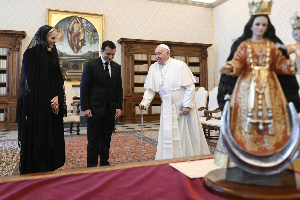 DanielNoboaOk's tweet image. Hoy el mundo ha perdido a un líder espiritual que marcó nuestra era con su valentía de hacer las cosas diferentes, su sencillez, y su fe. 

Desde Ecuador, nos unimos en oración a toda la iglesia y a los millones de fieles que hoy lloran la partida del Papa Francisco.