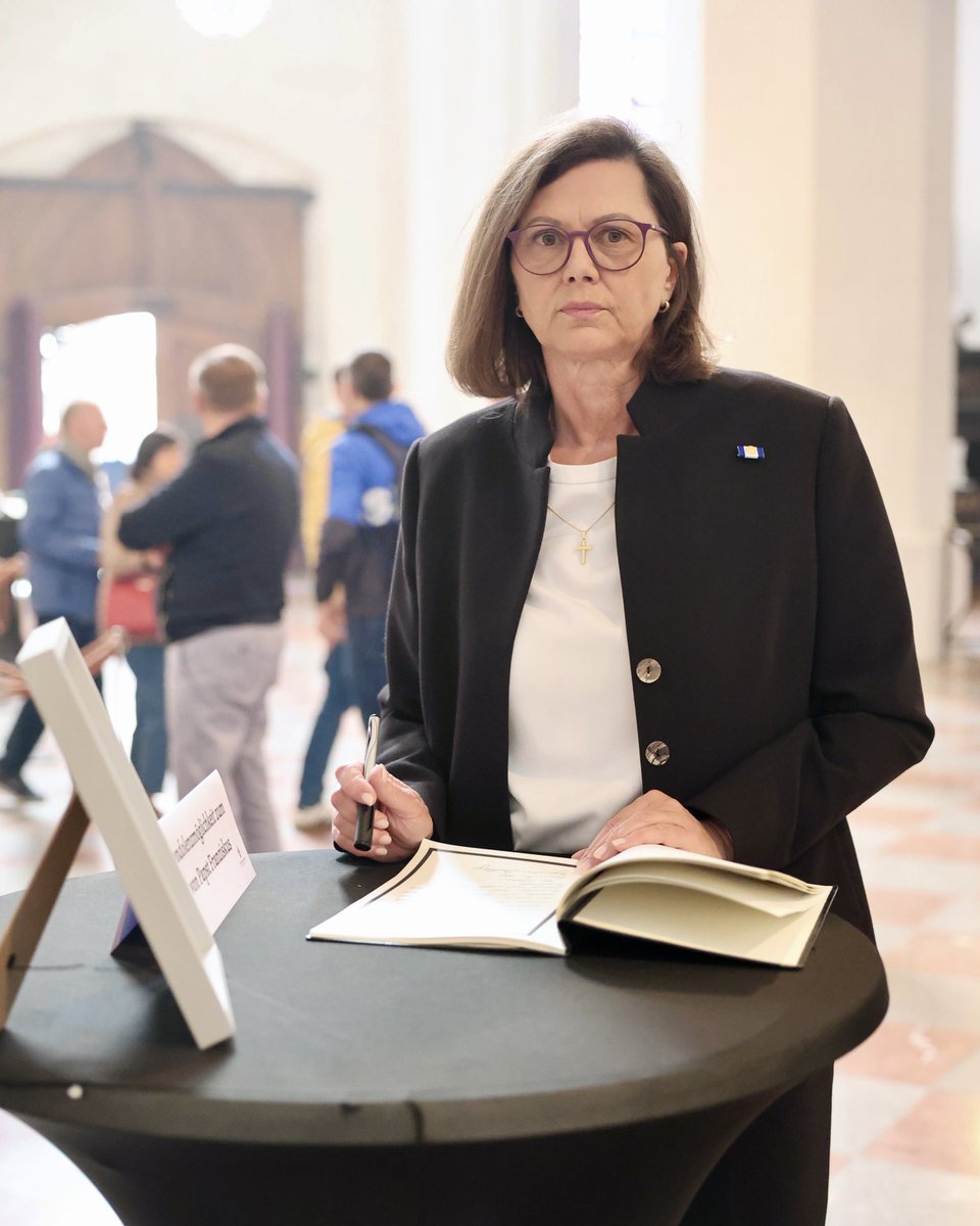 Bayerischer Landtag (@landtag_bayern) on Twitter photo Präsidentin <a href="/IlseAigner/">Ilse Aigner</a> trägt sich im Liebfrauendom in Kondolenzbuch für #Franziskus ein: "Er gab als erster #Papst aus Lateinamerika dem globalen Süden eine Stimme in der Weltkirche. Seine Demut, Barmherzigkeit & Engagement für die Ärmsten haben mich tief beeindruckt & bewegt." Präsidentin <a href="/IlseAigner/">Ilse Aigner</a> trägt sich im Liebfrauendom in Kondolenzbuch für #Franziskus ein: "Er gab als erster #Papst aus Lateinamerika dem globalen Süden eine Stimme in der Weltkirche. Seine Demut, Barmherzigkeit & Engagement für die Ärmsten haben mich tief beeindruckt & bewegt."
