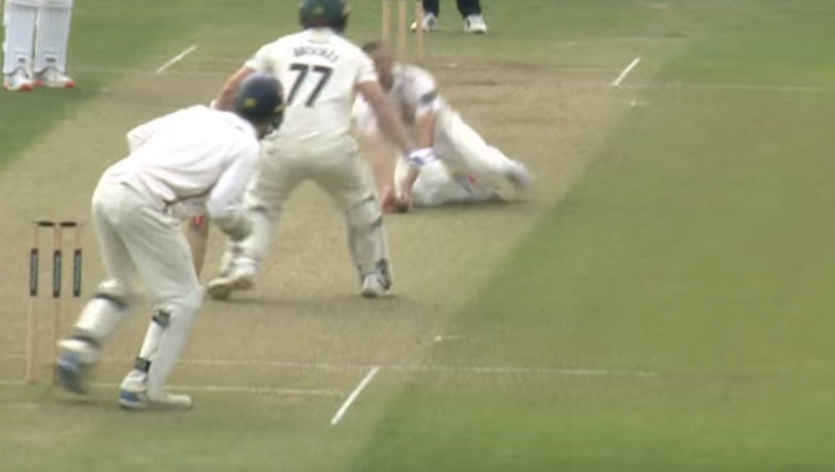Charlie Mawer (@charliemawer) on Twitter photo Not sure how you can say replays are inconclusive #bbccricket . Looks pretty conclusively like it bounced on Essex's own youtube feed #essexvworcs <a href="/WorcsCCC/">Worcestershire CCC</a> Not sure how you can say replays are inconclusive #bbccricket . Looks pretty conclusively like it bounced on Essex's own youtube feed #essexvworcs <a href="/WorcsCCC/">Worcestershire CCC</a>