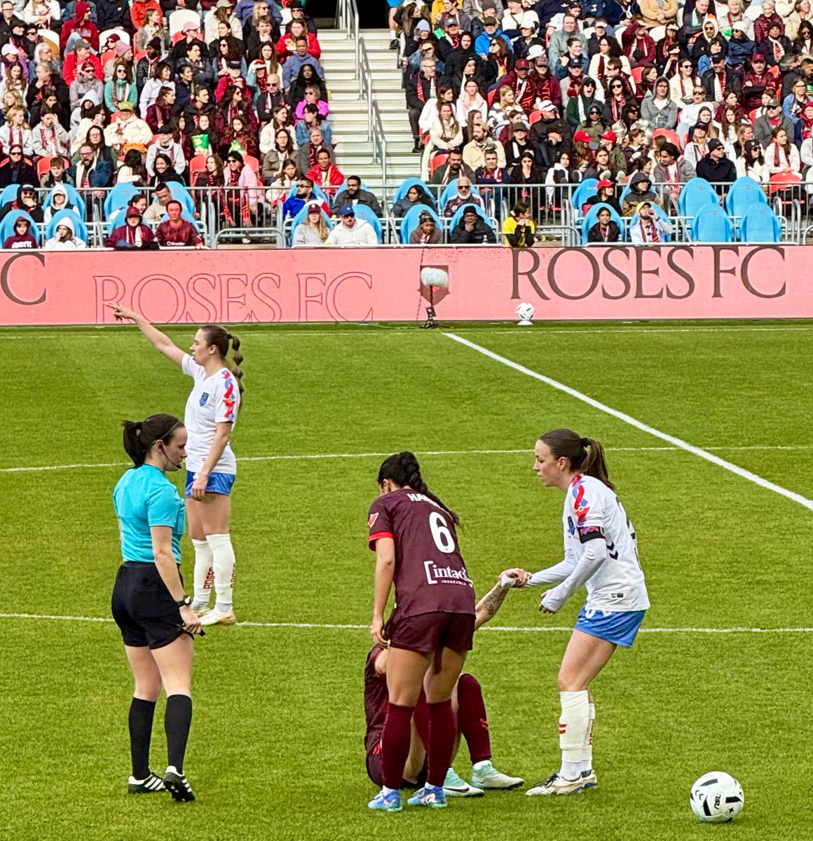 Quand ta capitaine prends le temps d’aider son adversaire qui a une vilaine crampe durant le match… 👌🏻🌹
#leadership #BeRoses
