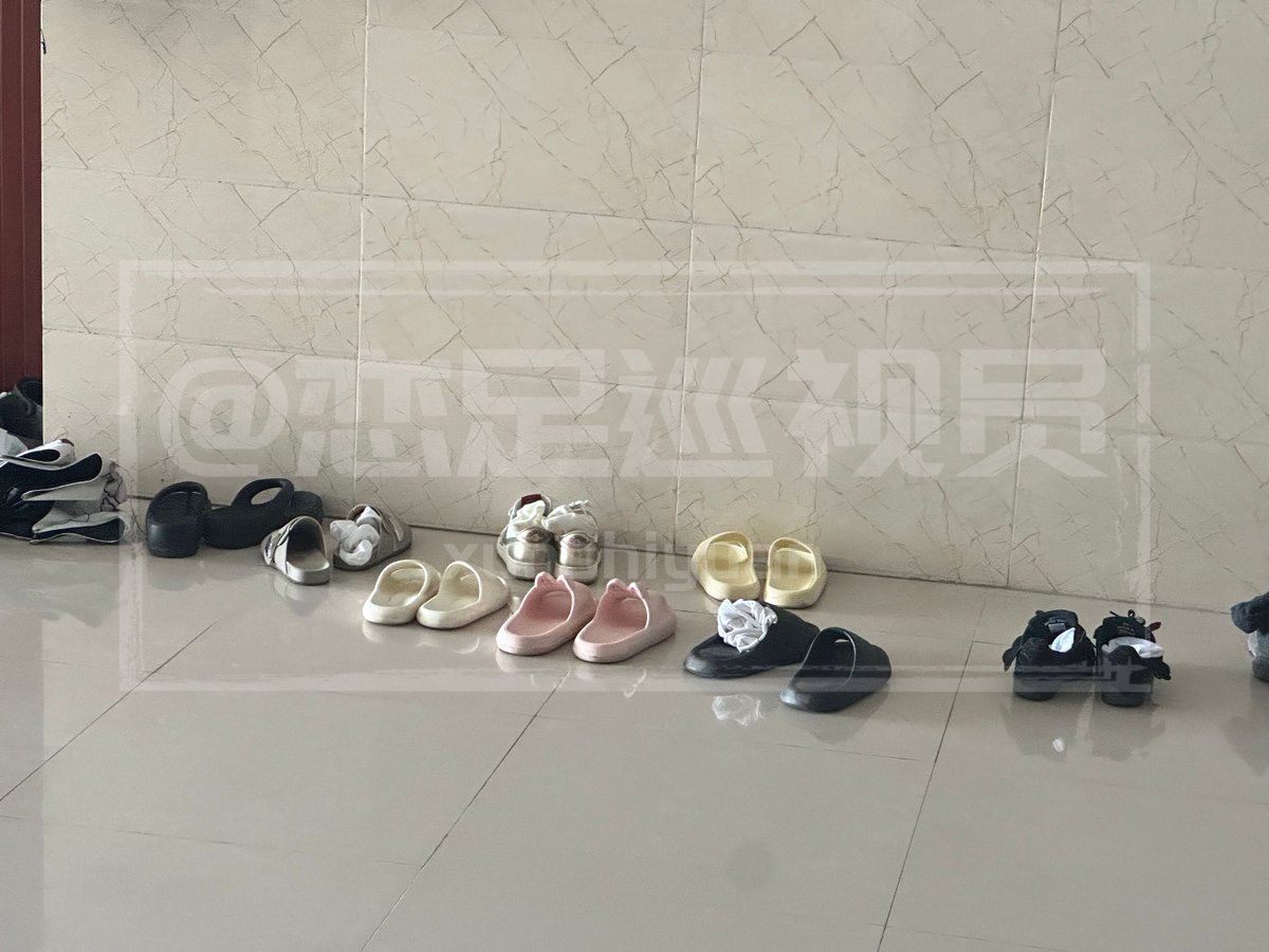 同好群 |精选分享

同好分享大学瑜伽室门口，全是进去上课把鞋子脱门口！各种袜子都塞鞋里看着真爽，卡好时间玩完了放回去等女主出来

进群：t.me/xunshiyuan
进群看主页
扫楼攻略教程

#尾随 #平底鞋 #恋足 #打胶 #扫楼  #玩脚 #玩鞋 #短丝 #约炮 #美女 #船袜 #足交 #骚高跟 #棉袜臭脚 #黑丝
