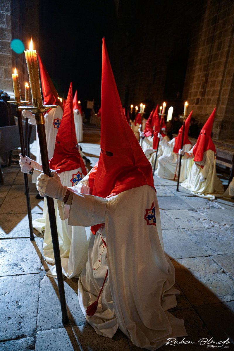 RubenOlmedo's tweet photo. Semana Santa 2025. Miércoles Santo, Procesión del Stmo Cristo de las Mercedes. Cofradía de las Siete Palabras @SietePalabrasVA Reportaje fotográfico en el enlace.. https://t.co/r1W0aoIxQp @vallpasion @jcssvall https://t.co/2Liwx3405l