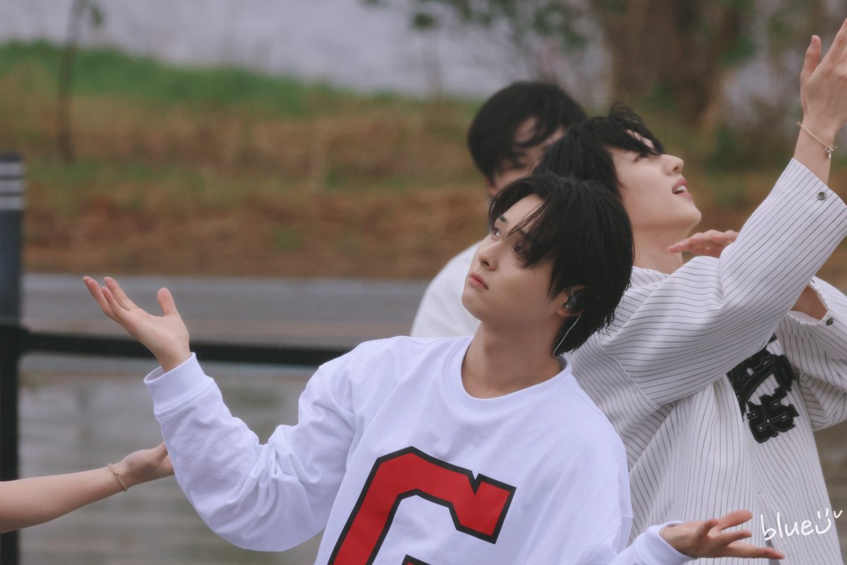 BlueLAM0224's tweet photo. 250419 6주년 버스킹

☔️

#DKZ #디케이지
#민규 #전민규 #MINGYU https://t.co/86nVgJaxgz