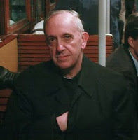 Vision4theBlind's tweet photo. Pope Francis displaying the hidden hand pose https://t.co/ZHmfMV44W0
