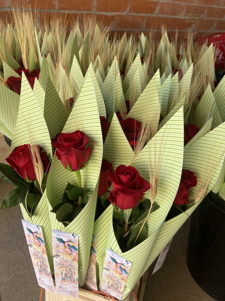 Embossades una per una per nosaltres amb molt d'amor!
Tota la família..., en Pere, la Ma Rosa i la <a href="/akagirlblogger/">Ce</a> 
#santjordi