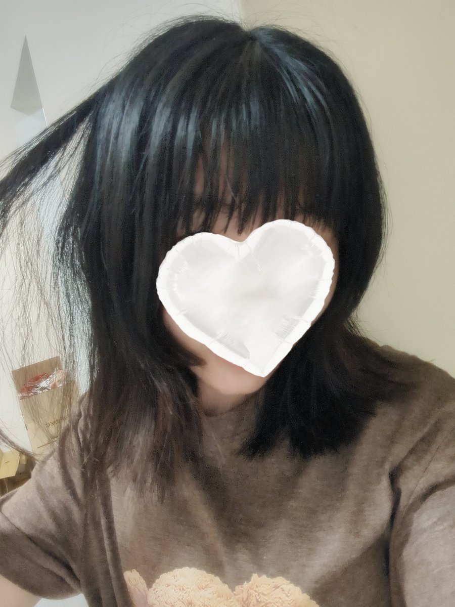 晚安喵！神隱很久了，不知道為什麼就是不想打開推特ww但有可能會看到我出現在留言啦(⁠ϋ⁠)⁠/
跟大家報告我剪頭髮啦~~留了好多年的長髮終於下定決心，現在的我是短髮少女了，不減我的可愛，還有跟大家報告我又要搬家了，雖然還沒決定日期，但這次希望搬到網路好一點的地方，我好想跟大家連動啊啊~