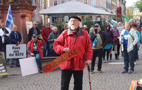 Der #Ostermarsch in #Fulda wurde zuerst von #Querdenken und nun auch von der #NPD ("Die Heimat") unterwandert. Da laufen "Linke" Hand in Hand mit Faschos.
