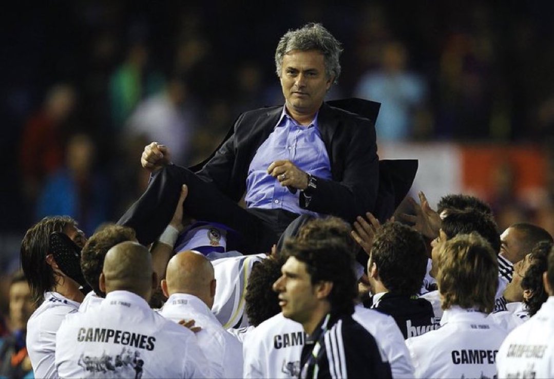 Mourinho di Real Madrid: Ketika Klub Terbesar Butuh Sosok Paling Konfrontatif

"Dia tidak datang untuk membawa kedamaian. Dia datang untuk membawa perubahan."

José Mourinho di Madrid bukan soal romantisme. Ini cerita tentang konflik, sistem, dan transformasi.

Sebuah Utas 🧵⤵️