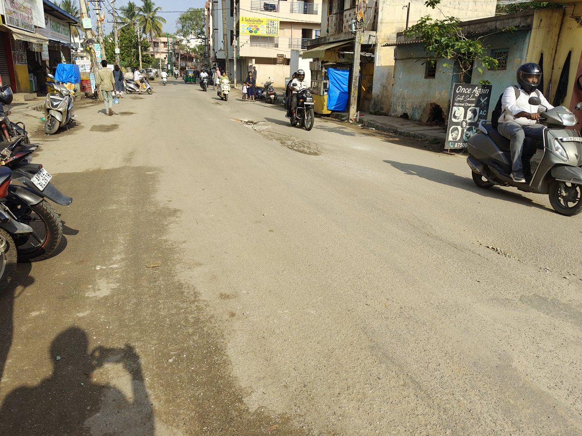 m_patil1's tweet photo. The craters can be seen here at Anantapur main road yelahanka no need to go on the moon 🌙🌙.
No road left only potholes. Kindly look into this @BBMPofficial
@BangaloreBBMP @swaccha_bbmp
#yelahanka #bbmpchiefcommissioner https://t.co/nV7RF1Snms