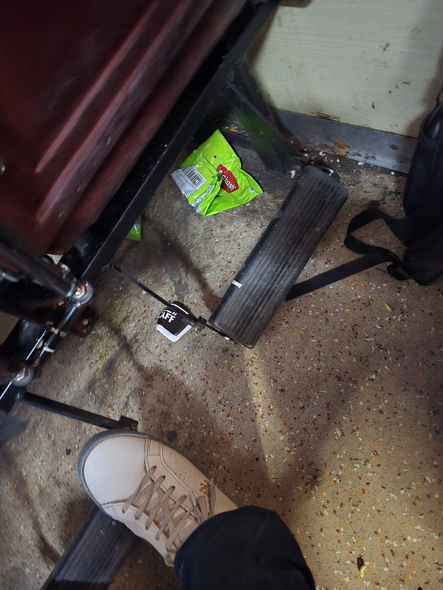 jitendra20000's tweet photo. @IRCTCofficial  PNR-8132142374
Train: 19324
Date: 21-04-25
From: BPL to INDB
Class: CC
P1-C1, 53
There is dirtiness in the coach; please inform the staff as well. They said there was no cleaner on the train. Kindly do the needful. https://t.co/9yomacNnwi