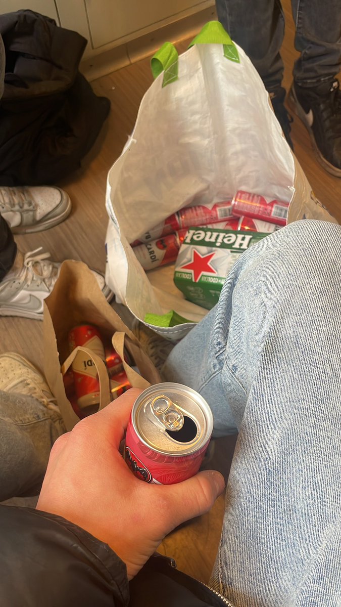 FRMichelangelo's tweet photo. Kk volle kk trein maar wel baco https://t.co/POn0sgVLW3
