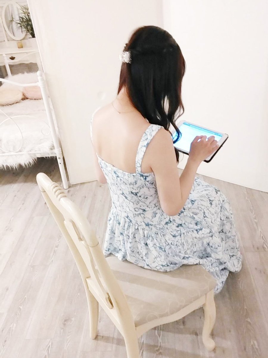 こんばんは😊
カメラマンさんと事前打ち合わせにスタジオへ行ってきました🚗
今日の撮影はトレビの象徴『麗華さん』です。
どう撮っても綺麗に写ると思いますが、仕上がりが楽しみです😊😊😊