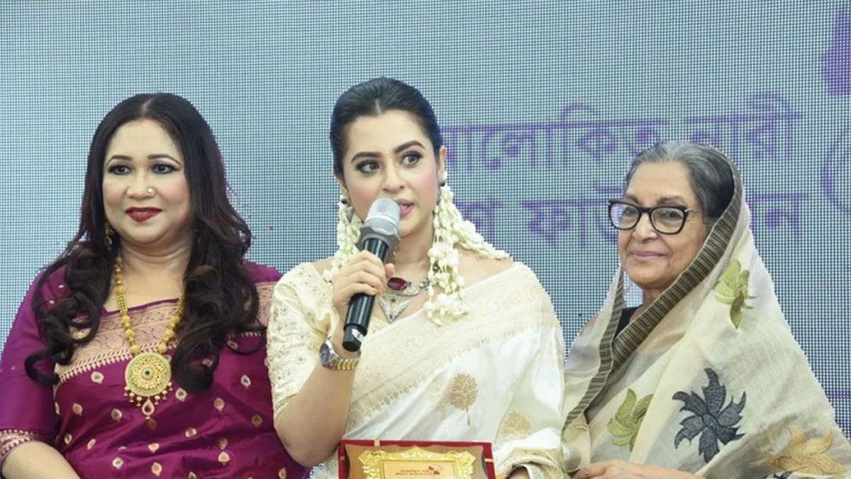 বিশেষ সম্মাননা পেলেন বুবলী