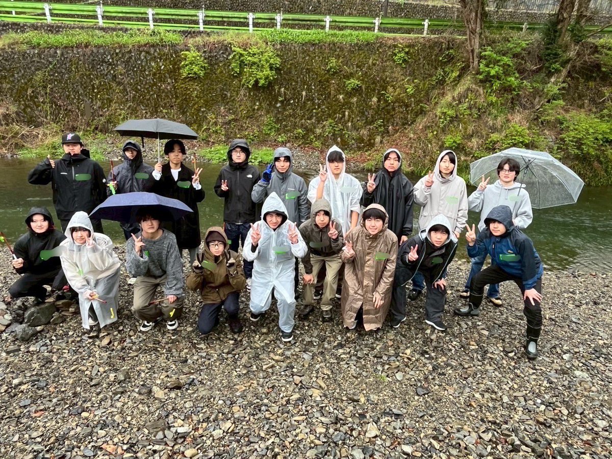 Anglers1223's tweet photo. 【新歓第1回 活動報告】
4月13日（日）、北恩方マス釣り場で釣りをしてきました‼️🎣

あいにくの雨でしたが、たくさんの新入生が参加して��れました〜✨ 初心者の方がほとんどでしたが、6匹も釣った方や、大きなマスを釣り上げた方もいて大好調！なんと大きなヤマメも釣���ました！🐟🐟 https://t.co/cArz8SmOXR