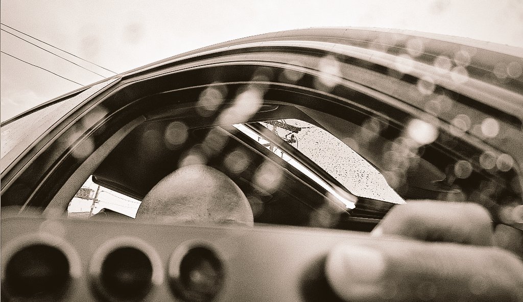 SelloMothemane's tweet image. Picture quality, ka transie ya sunroof! Young man of thomile ho tuma.