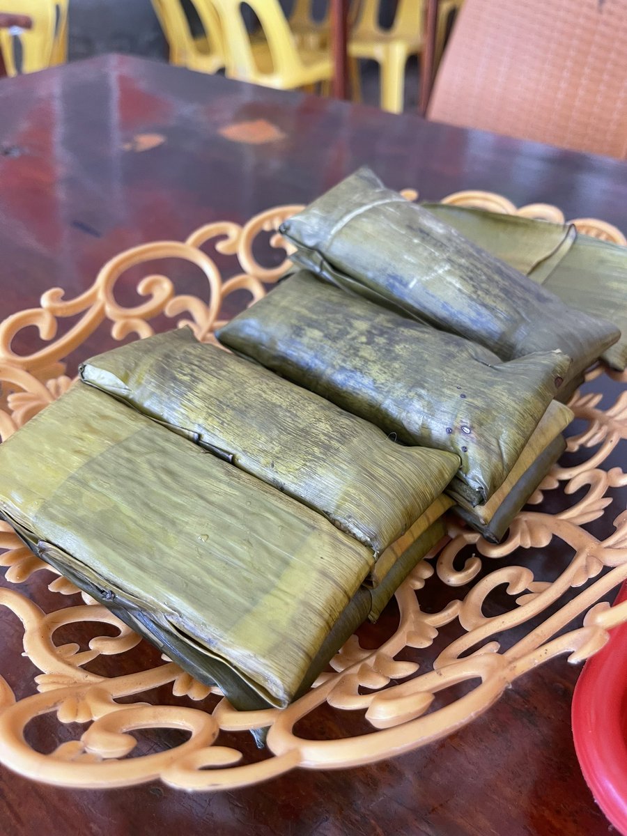 winlostsakit's tweet photo. 伝統の味に感動…！
南スラウェシのご飯料理「Buras」🍚🌿✨
ココナッツミルクで炊いたご飯をバナナの葉で包んで蒸したもの！ほんのり塩味＆しっとり食感が最高！🥥
Coto Makassar🐄🍲やAyam Palekko🐓と一緒に食べるのが定番♪
#Buras #インドネシア料理 #マカッサル #ブギス族 #CotoMakassar #ごはん https://t.co/lYKqdDR4gt