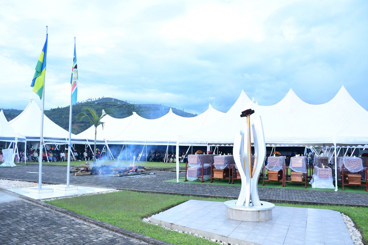 Uyu munsi kuwa 21.04.2025 abanyarwanda byumwihariko abaturage ba <a href="/Nyamagabe/">Nyamagabe District</a> twifatanije muguha icyubahiro imibiri ishyinguye ndetse nindi yimuwe ivanwa i Tare igashyingurwa ku rwibutso rwa genocide yakorewe abatutsi i #Murambi Twibuke twiyubaka nkurubyiruko twigira kumateka