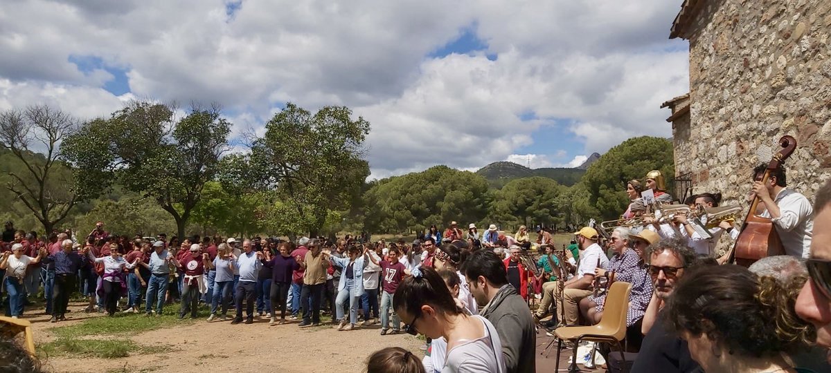 Aplec del Puig d’Esparreguera aquest matí! #Tradició #DillunsDePasqua 🥚🪺🌹🌼🌸Fins l’any que ve! <a href="/esparreguera/">Ajuntament d'Esparreguera</a>