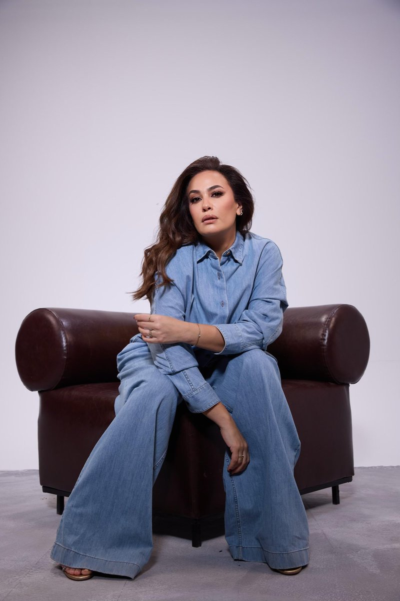 HendSabry's tweet image. Denim done right🧵
Stylist: @mohamedashraff
Outfit: @driesvannoten via @villababoushka
Makeup: @sohakhoury
Hair: @alsagheersalons