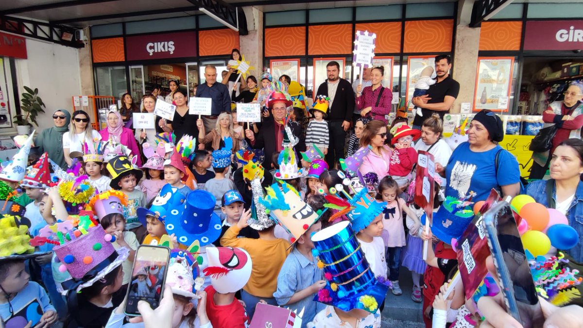 Çocuk Şenliği Coşkusu 

İlçe Millî Eğitim Müdürü Mustafa Kaplan, İsmihan Çerçi Anaokulu’nun düzenlediği Çocuk Şenliği’ne, Muşurup Sanat Sokağı’ndaki renkli kortej yürüyüşüne katılarak eşlik etti. Tasarladıkları çılgın şapkalarıyla dans eden minik yürekler, şenliğe neşe  kattı.