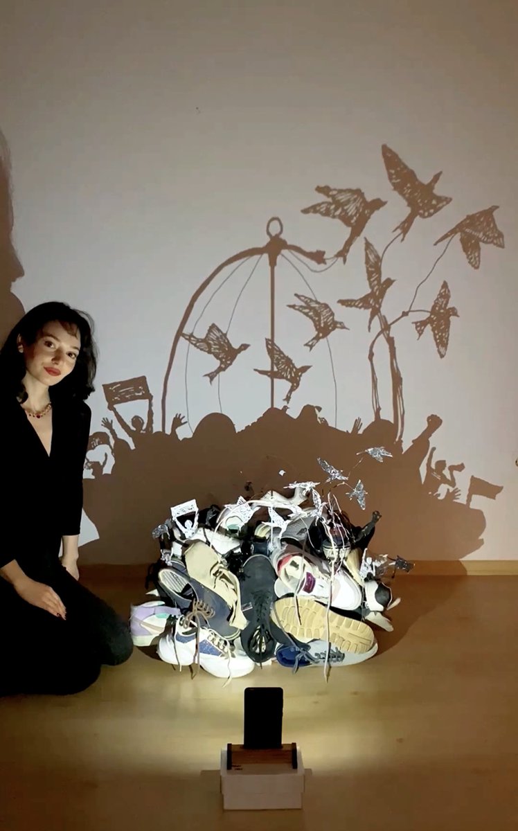 DİRENDİK,

AYAKKABILARIMIZI KAYBEDECEK KADAR KÖTÜ MUAMELE GÖRDÜK, 

ZİNDANA ATILDIK 

AMA BİRLİKTEYİZ.

VE BİRLİKTE KALIP DİRENİRSEK ÖZGÜRLÜK MÜMKÜN! 🪧⛓️‍💥🕊️

Eserimde anlatmak istediklerimi kelimelere dökmek zorunda kalmak üzücü. Olsun biz direne direne kazanacağız.