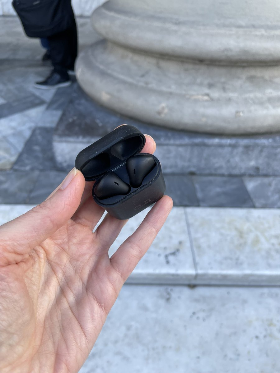 Yendo a la catedral a cubrir la muerte del papa me di cuenta que no me andaban los auriculares, ni los de repuesto. Este señor vió mi desesperación, preguntó si estaba por salir en vivo y me regaló los suyos. Yo muy boluda ni le pregunté el nombre. Quién es? Le quiero agradecer.