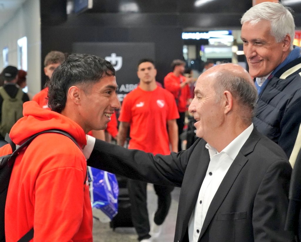 Los buenos con los buenos.

#TodoRojo 🔴