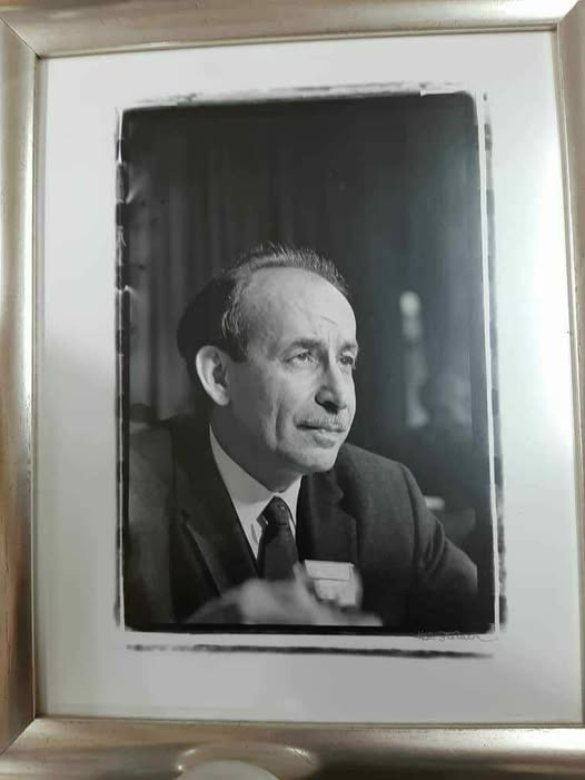 ArchivoMINREX's tweet image. Con esta fotografía que nos hiciera llegar el Embajador Raul Roa Kouri, de sus #ArchivosPersonales, recordamos al Canciller Roa, en el 118 aniversario de su natalicio. ❤️🇨🇺
#SomosCGDMinrex
#EmpoderarLosArchivos