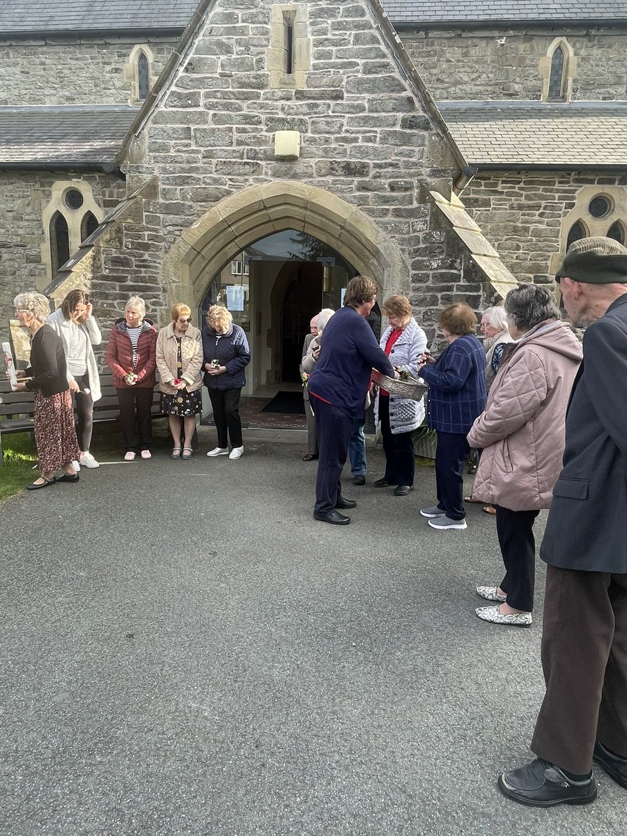 Cafwyd Gwasanaeth ii ddathlu’r Pasg. Rhoddwyd blodau ar y Groes. #yagym #ypasg #stasaphdiocese