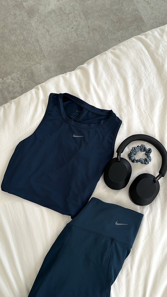 Rsuq9's tweet photo. @life_n9 هذا الليقنز من Nike و من قوّة ماهو مريح رجعت شريت نفس التصميم لون ثاني ..

مافيه butt scrunch ولا Front seam  ، يمتص العرق ويقلل الاحتكاك وفيه تهوية ، ومايصير شفاف مع التمدد أثناء التمرين ومرن جدًا + high waist 

أنصح فيها 💯 ومع التوب حقها بعد خفيف وبارد https://t.co/p8We1hjMNg
