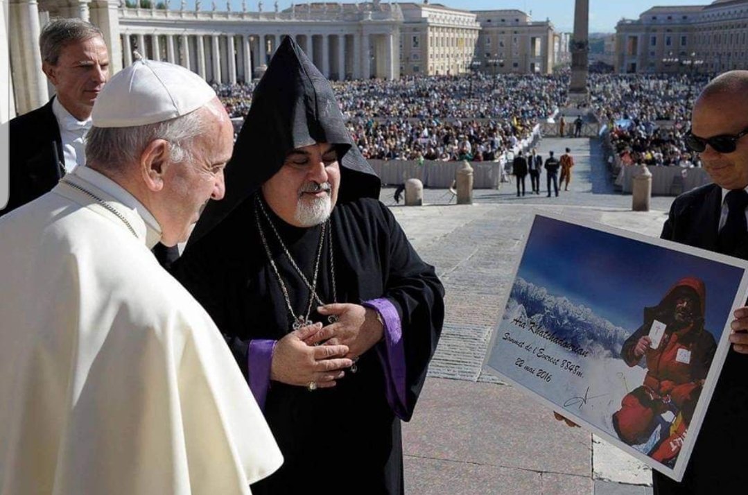 Quel honneur ça a été pour moi de montrer au pape François ma photo au sommet de l'Everest avec une bible ! Une pensée pour lui en ce jour, et pour notre combat commun pour la paix.