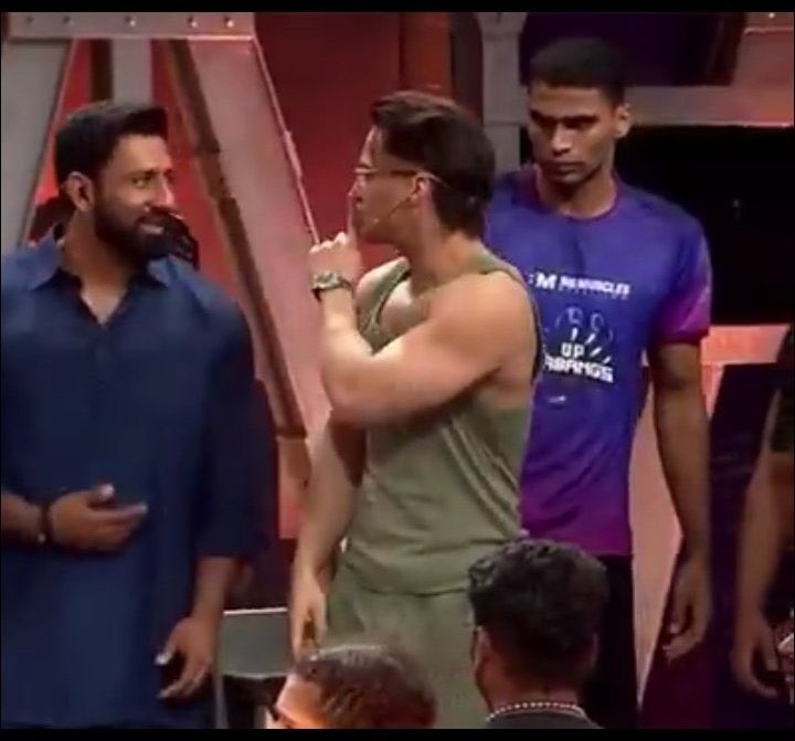 Hahahhhahahah 😂😂
Dekho kaise nalla chuo kara rha h dogla ko aur ye dalla bahar har IV me bhaichara op kar rha h 😂😂
Self respect 😭

#AbhishekMalhan