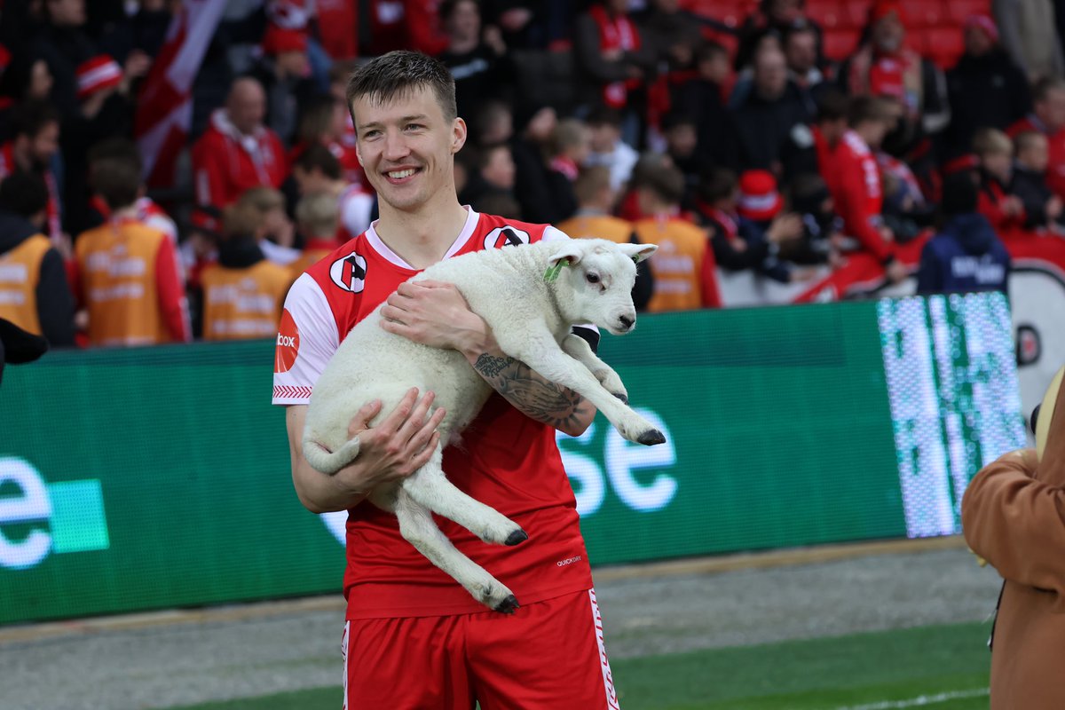 Gratulerer <a href="/AxelKryger/">Axel Kryger</a> med premien for Brynes beste spiller🐑 Et lam fra Prestegård på Fotland🚜 Bryne vinner 3-1 mot Haugesund og tar de første poengene i Eliteserien på 22 år🚀