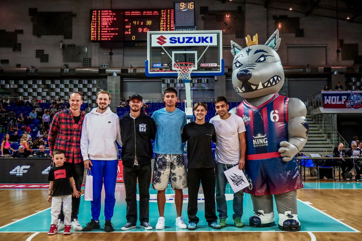 Pogoń Szczecin (@pogonszczecin) on Twitter photo Odwiedziny u koszykarskich braci 🤝
Portowcy z trybun Netto Areny wspierali dziś <a href="/KingWilki/">KingWilki</a> w meczu z <a href="/SpojniaStargard/">PGE Spójnia Stargard</a> 🐺
📸 <a href="/patrowska95/">Patrycja Smalkowska</a> Odwiedziny u koszykarskich braci 🤝
Portowcy z trybun Netto Areny wspierali dziś <a href="/KingWilki/">KingWilki</a> w meczu z <a href="/SpojniaStargard/">PGE Spójnia Stargard</a> 🐺
📸 <a href="/patrowska95/">Patrycja Smalkowska</a>