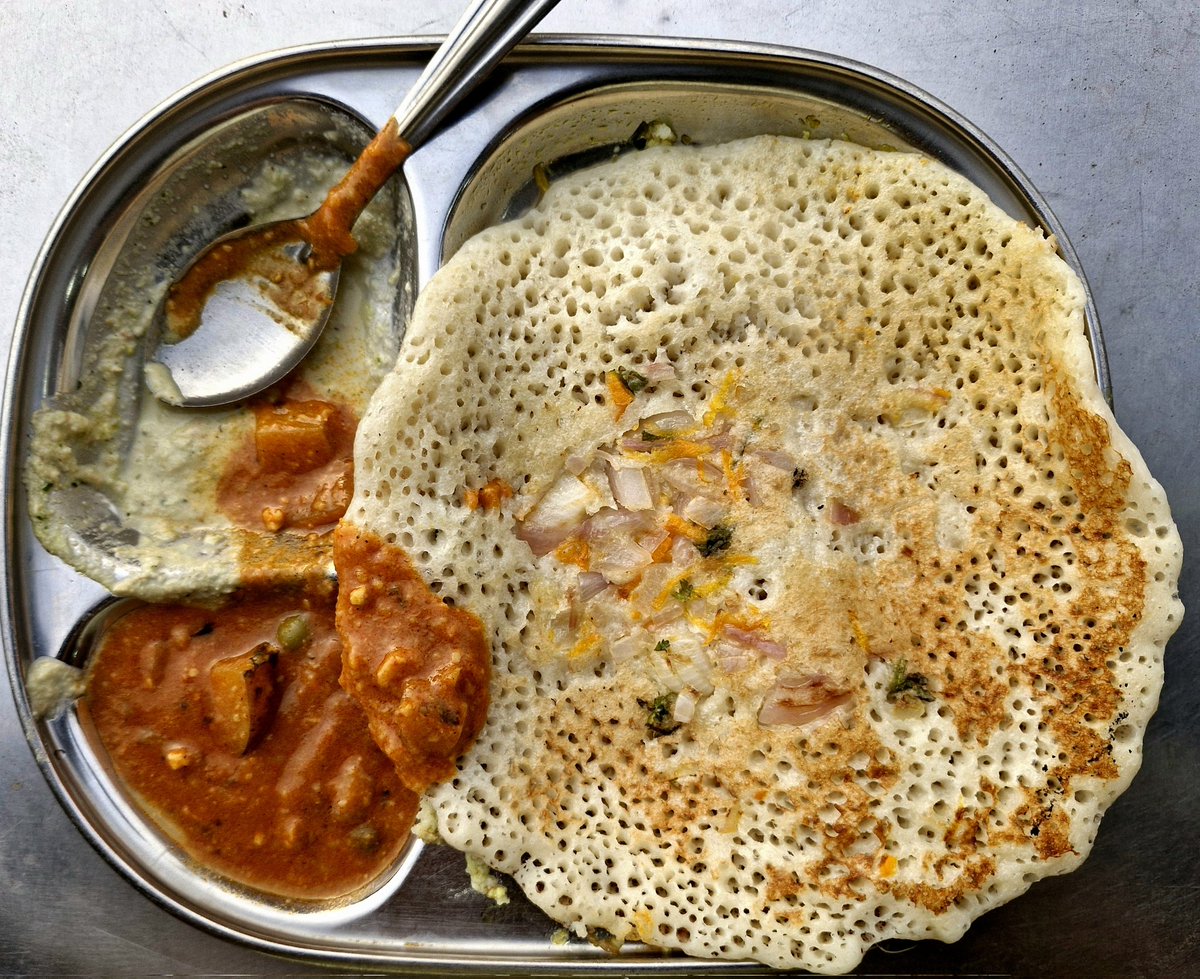 jayeshkadam's tweet photo. The next day, breakfast was set dosa at a local shop, and with it started the return journey.

Bus to Ballari stopped at each village on the route. In my observation, each village has these spots, where folks just come to chit-chat and loiter around, common across the country. https://t.co/aGzBONRF3b