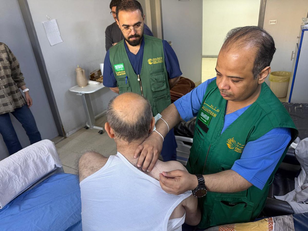 بتقنية الإبر الجافة.. البروفيسور السعودي علي البراتي عضو فريق #البلسم الطبي ينقذ خمسيني سوري فقد القدرة على حركة يده بعد معاناته من اعتلال الضفيرة العصبية