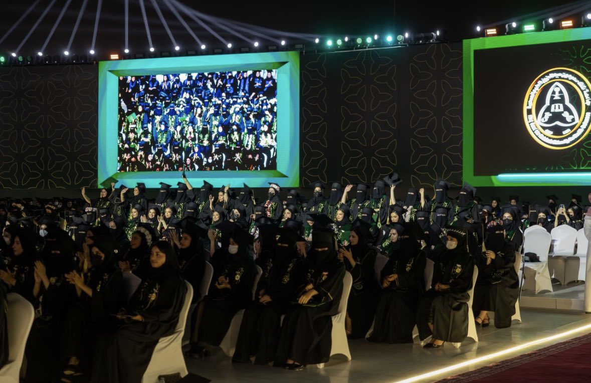 _Layan228's tweet photo. بفضل الله وكرمه، تخرجت من جامعة 
الملك سعود بن عبدالعزيز للعلوم الصحية بدرجة دكتور صيدلي بتقدير امتياز مع مرتبة الشرف الثانية.🙏🏼🤍 https://t.co/swB3SPLphT