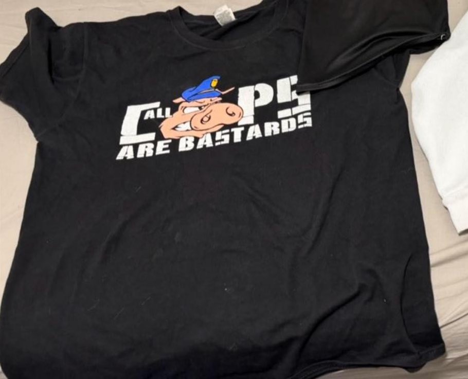 אתמול בסמי עופר שוטרים מנעו כניסתם של מספר אוהדים שלבשו חולצות עם איור של חזיר עליהם, ואוהד שלבש חולצה עליה כתוב Stop police brutality. האירוע אינו תקדימי, למעשה, בשיחות עם אותם אוהדים עולה תמונה שונה: לא רק שהמשטרה הכניסה (גם בעונה שעברה וגם במשחק אתמול) אוהדים שלבשו את החולצה >