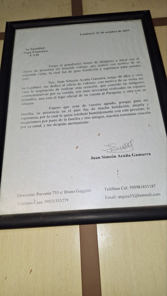 En su visita del 2015 hice unos trabajos de espejos arenados, en alusión al Papa, lo cual el Nuncio apostólico eligió como presentes 🎁 para el Vaticano, por su grata y bendecida estadía por Paraguay y por ese motivo, recibí la RETRIBUCIÓN DE AGRADECIMIENTO POR LOS TRABAJOS 🙏❤️