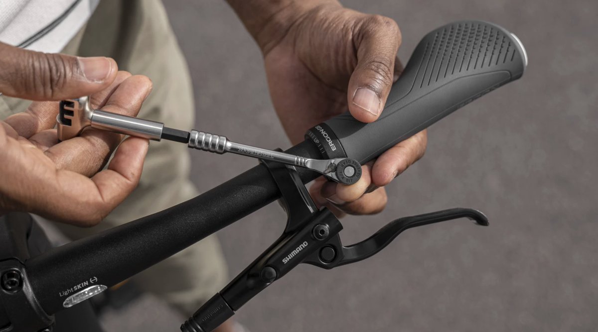 Changing and Installing Bicycle Grips – It's Easy and Quick! Are your old grips slippery or sticky? Do you have wrist pain or numb fingers? Then you should change your bicycle grips as soon as possible. We'll show you how ➡️ ergonbike.com/en/magazine/ch…