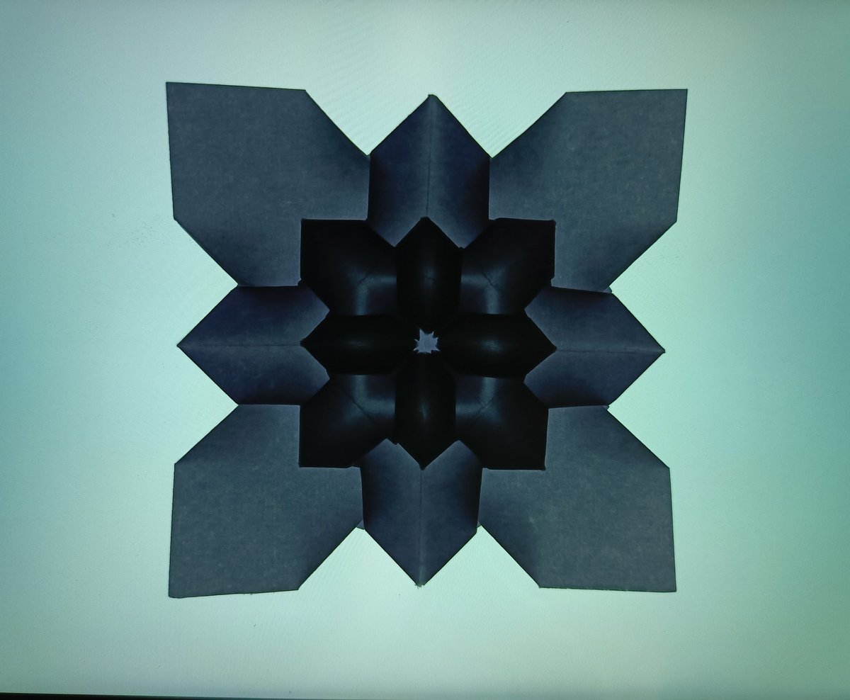 0105kartikeya's tweet image. Origami hydrangea 
Restarting this journey with a geometric bloom precision, symmetry, and a little backlight magic.
More origami, more design, more Kartikeya.
Follow @ kartikeya.design on instagram 
#OrigamiArt #PaperDesign #KartikeyaDesign #GeometricArt #DesignComeback