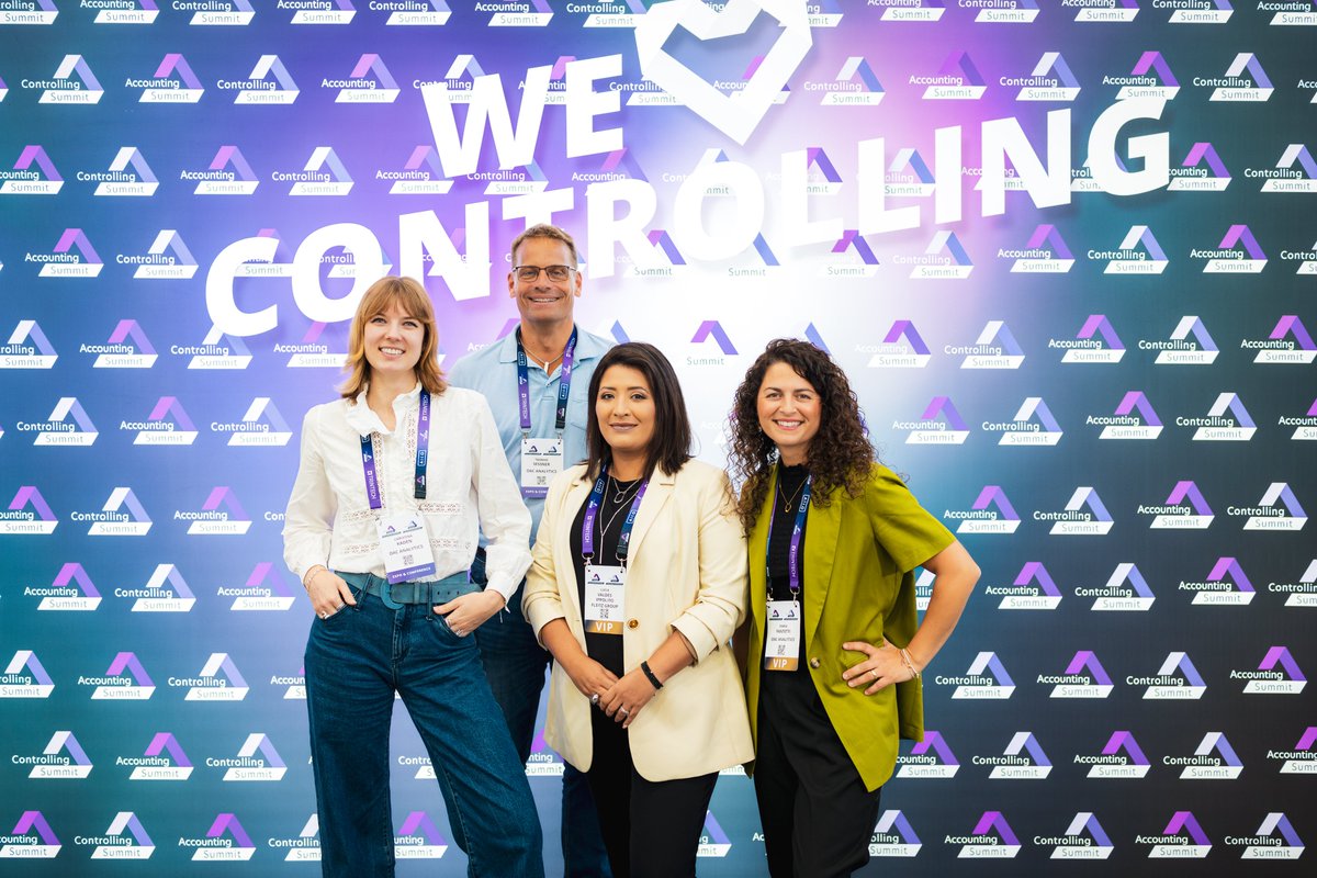 ControllingSum's tweet photo. Was für ein schönes Foto von Christina Kaden, Thomas Sessner, Lucia Valdés Ippolito und Maria Fantetti vor unserer We Love Controlling Fotowand!😍

Wir haben uns gefreut, dass ihr auf dem Controlling Summit 2024 dabei wart!😊

#controllingsummit #accounting #controlling https://t.co/mpMB69MeXN