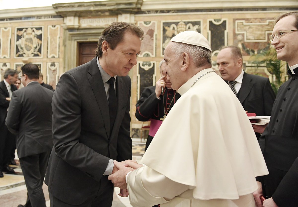 ralfkoettker's tweet photo. Den Heiligen Vater bloß nicht ansprechen. Präfekt Gänswein hatte für die Privataudienz klare Regeln ausgegeben. Ich hab mich nicht dran gehalten, Gott sei Dank. Es wurde ein kurzer Austausch, der ewig bleibt. #Papst #Franziskus https://t.co/Fe9MXrqry0
